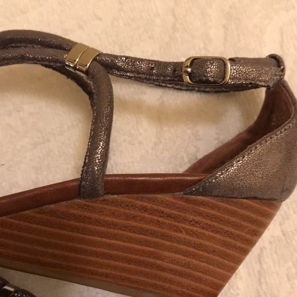 Woman’s wedge sandal. - Picture 5 of 5